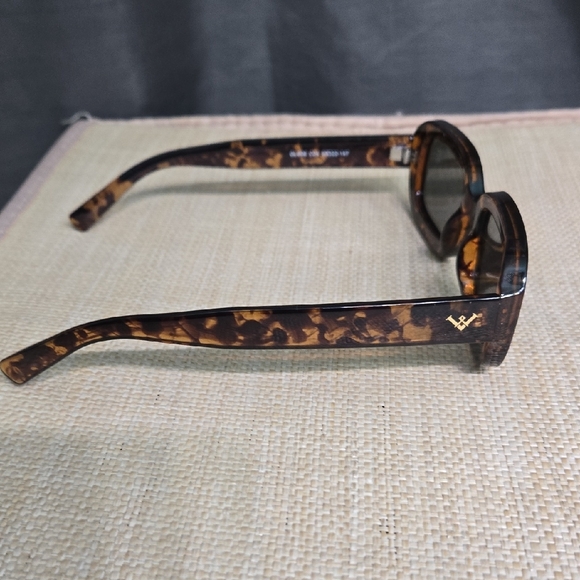 Chic Tortoise Shell Sunglasses NWOT - Picture 5 of 8